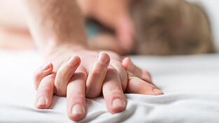 Während viele Singles in der Corona-Zeit ihr Datingleben ruhen ließen, haben fest liierte Paare teilweise mehr und besseren Sex, ergab eine Umfrage.