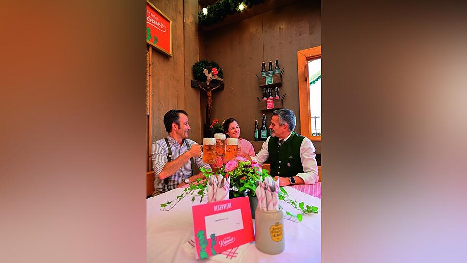 Im Festzelt Krönner fällt durch den Umbau der bisherige Stammtisch weg. Die Festwirtsfamilie schafft sich nun einen kleinen Rückzugsort neben dem Festbüro. Im Festzelt Krönner fällt durch den Umbau der bisherige Stammtisch weg. Die Festwirtsfamilie schafft sich nun einen kleinen Rückzugsort neben dem Festbüro.