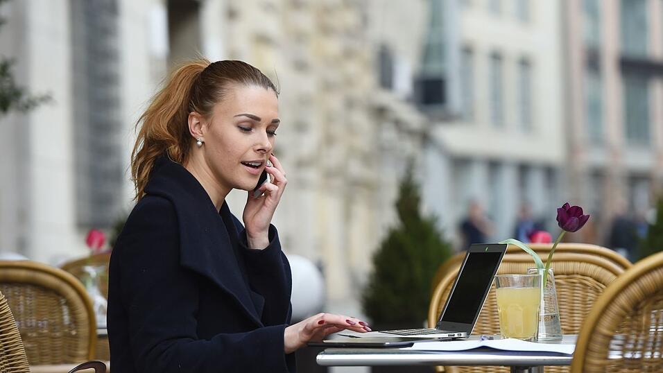 Wichtiger Anruf im Café? Nicht jede neue Aufgabe ist dringend.