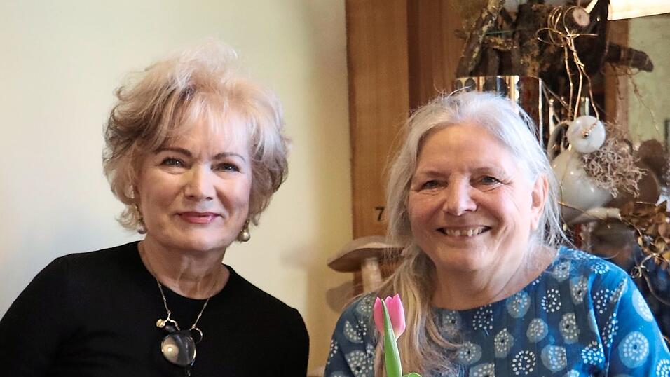 Claudia Meinhart und Edeltraud Forster (von links) gestalteten die Gedenk-Matinee f&uuml;r Josef Laszlo.