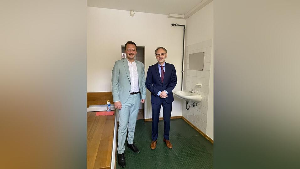Dr. Thomas Strau&szlig;, Direktor des Amtsgerichts Cham, zeigt MdL Julian Preidl die im Umbau befindlichen Abschiebezellen.
