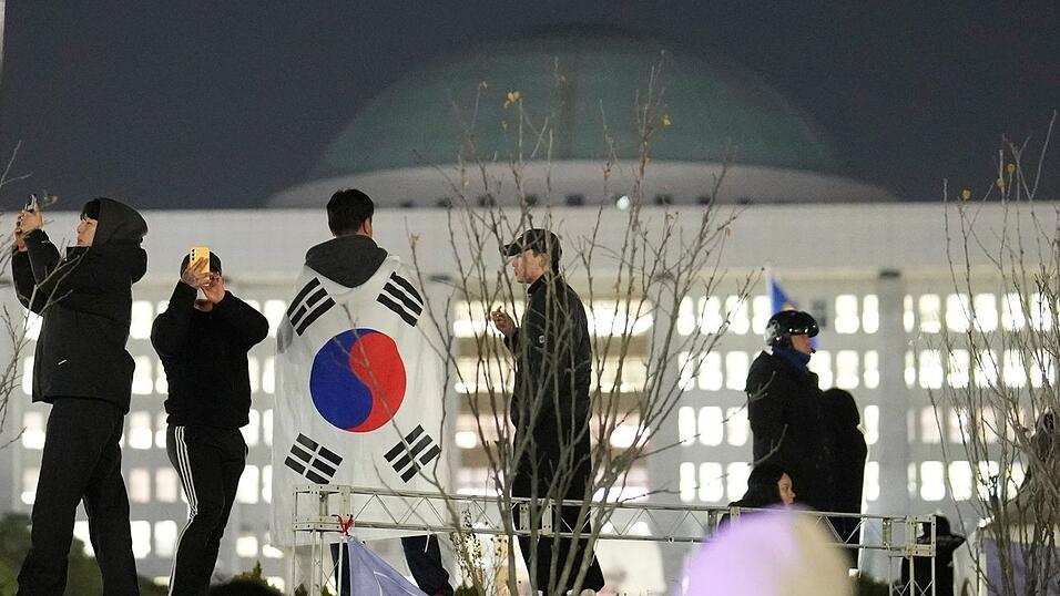 Viele S&uuml;dkoreaner zogen aus Sorge um ihre Demokratie f&uuml;r Demonstrationen auf die Stra&szlig;e. (Archivbild)