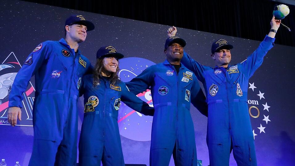 Die «Artemis 2»-Crew, Jeremy Hansen (l-r), Christina Koch, Victor Glover und Reid Wiseman, kommt am Ende einer Rückkehrfeier in die Mitte einer Bühne. Die «Artemis 2»-Crew, Jeremy Hansen (l-r), Christina Koch, Victor Glover und Reid Wiseman, kommt am Ende einer Rückkehrfeier in die Mitte einer Bühne.