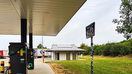 Beim Aufbau des deutschen Lkw-Ladenetzes gewinnt ein Konflikt an Bedeutung: Wer bekommt wann wie viel von der knappen Netzleistung - und wer bezahlt den Anschluss? Beim Aufbau des deutschen Lkw-Ladenetzes gewinnt ein Konflikt an Bedeutung: Wer bekommt wann wie viel von der knappen Netzleistung - und wer bezahlt den Anschluss?