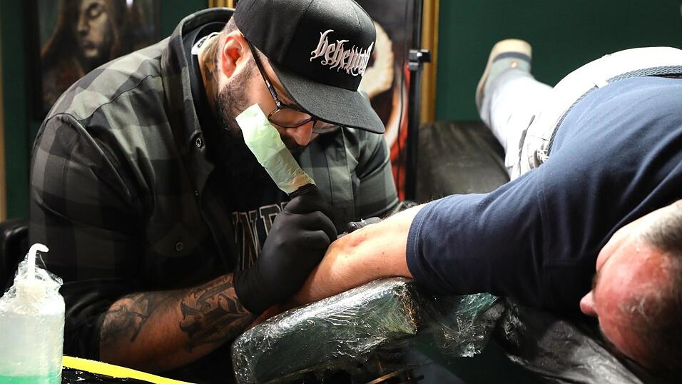 T&auml;towierer Raphael Grunow ging umsichtig und flott zu Werke.