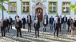 Mit gebotenem Abstand wegen der Corona-Pandemie präsentierte sich der Stadtrat nach der konstituierenden Sitzung im Mai 2020. Derzeit richten sich die Blicken auf die Wahl 2026. Die Parteien und politischen Gruppierungen arbeiten bereits an ihren Listen.