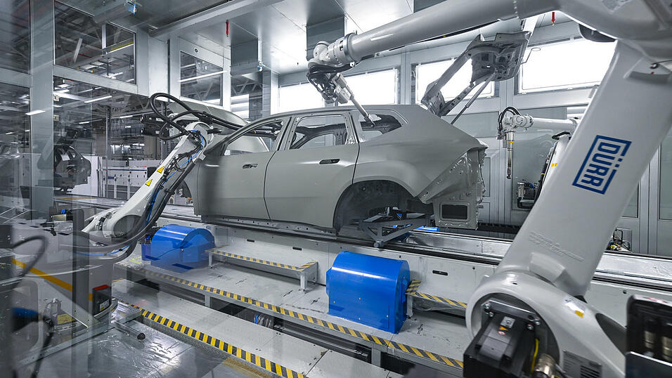 Die Lackiererei verzichtet auf Erdgas und läuft stattdessen mit Strom aus erneuerbaren Energien. Die Lackiererei verzichtet auf Erdgas und läuft stattdessen mit Strom aus erneuerbaren Energien.