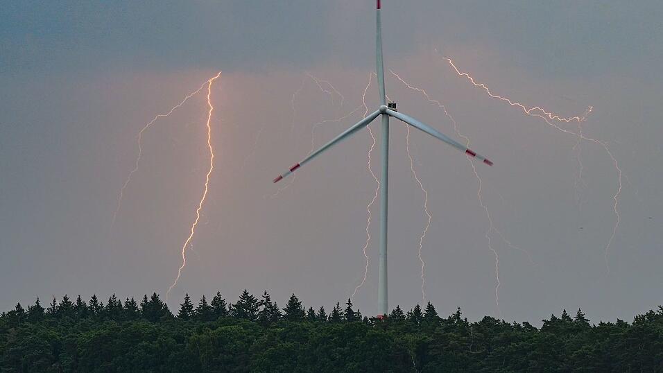 Der Wetterdienst sieht schwere Gewitter aufziehen. (Archivbild) Der Wetterdienst sieht schwere Gewitter aufziehen. (Archivbild)