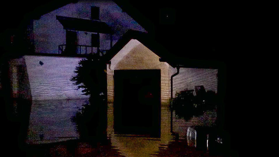 In Künzing im Landkreis Deggendorf überschwemmten Wassermassen auf einem Überlaufbecken eine nahe Wohnsiedlung - mehrere Keller liefen voll, auch die Straße stand zeitweise unter Wasser. In Künzing im Landkreis Deggendorf überschwemmten Wassermassen auf einem Überlaufbecken eine nahe Wohnsiedlung - mehrere Keller liefen voll, auch die Straße stand zeitweise unter Wasser.