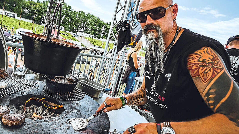 'Wir machen Musik für den Gaumen, die wie Liebe durch den Magen geht', erklärt Ralf Jakumeit, der Chef der 'Rocking-Chefs'. 'Wir machen Musik für den Gaumen, die wie Liebe durch den Magen geht', erklärt Ralf Jakumeit, der Chef der 'Rocking-Chefs'.
