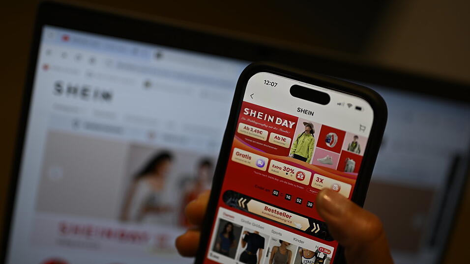 Der chinesische Modekonzern Shein (Aussprache: Schi-in) lockt Kunden mit niedrigen Preisen und Rabatten. Besonders bei Menschen unter 30 ist die Marke sehr beliebt. Der chinesische Modekonzern Shein (Aussprache: Schi-in) lockt Kunden mit niedrigen Preisen und Rabatten. Besonders bei Menschen unter 30 ist die Marke sehr beliebt.
