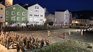 Die Rekruten auf dem Stadtplatz in Regen Die Rekruten auf dem Stadtplatz in Regen