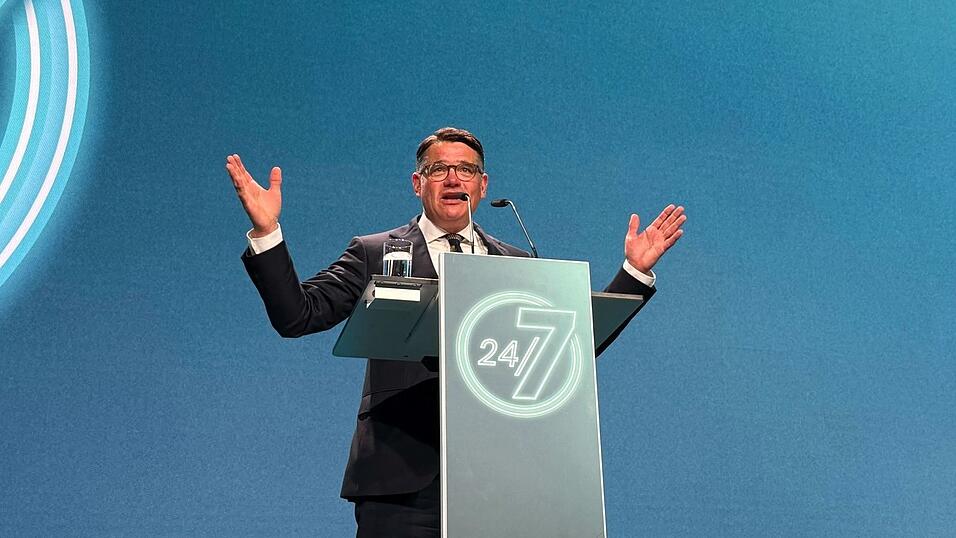 &laquo;Wir brauchen nicht weniger Merz, wir brauchen mehr Merz&raquo;: Ministerpr&auml;sident Rhein st&auml;rkt dem Kanzler in seiner Rede auf dem Parteitag den R&uuml;cken.