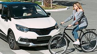 Gerade an Kreuzungen und Einmündungen ist besondere Aufmerksamkeit gefragt. Radfahrer sollten sich vergewissern, dass sie von anderen Verkehrsteilnehmern tatsächlich wahrgenommen werden. Gerade an Kreuzungen und Einmündungen ist besondere Aufmerksamkeit gefragt. Radfahrer sollten sich vergewissern, dass sie von anderen Verkehrsteilnehmern tatsächlich wahrgenommen werden.