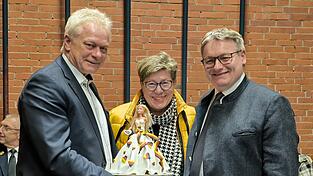 Zum 60. Geburtstag erhielt MdB Alois Rainer (links) eine 'Bundestags-Sieger'- Torte von der Kelheimer Bezirksrätin Hannelore Langwieser.