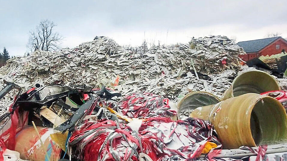 Mit diesem Foto hat der Skandal seinen Anfang genommen. Das Bild der Bürgermeisterin von Jiríkov zeigt die riesige illegale Müllhalde am Rande des Dörfchens. Mit diesem Foto hat der Skandal seinen Anfang genommen. Das Bild der Bürgermeisterin von Jiríkov zeigt die riesige illegale Müllhalde am Rande des Dörfchens.