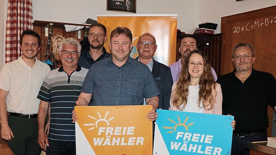 Die Stadträte der Freien stehen geschlossen hinter Wolfgang Kürzinger (Vierter von links) und waren alle bei der Versammlung anwesend. Auch MdL Julian Preidl (links) beglückwünschte Kürzinger zur Kandidatur. Die Stadträte der Freien stehen geschlossen hinter Wolfgang Kürzinger (Vierter von links) und waren alle bei der Versammlung anwesend. Auch MdL Julian Preidl (links) beglückwünschte Kürzinger zur Kandidatur.