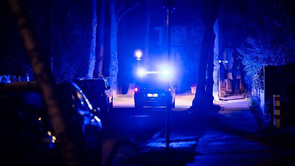 Ein Polizeifahrzeug f&auml;hrt w&auml;hrend eines Stromausfalls durch die Beskidenstra&szlig;e im Berliner Ortsteil Nikolassee.