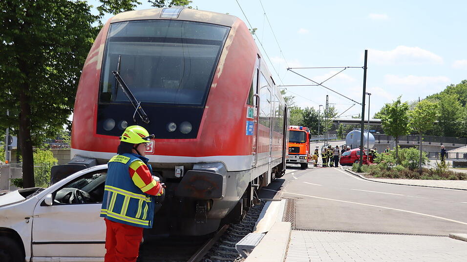 Mehrere Meter schob der Zug das Autowrack vor sich her. Helfen k&ouml;nnen die Retter der &Uuml;bungspuppe am Steuer nicht mehr.