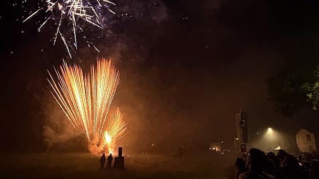P&uuml;nktlich um 22.30 Uhr erleuchtete das Feuerwerk den Nachthimmel &uuml;ber Bad K&ouml;tzting.
