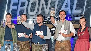 Bürgermeister Max Mader (l.) und Festwirtin Eva Schneider (r.) mit den Maßkrug-Champions (v.l.) Michael Schamberger (3. Platz), Josef Sixt (1. Platz) und Michael Erl (2. Platz). Bürgermeister Max Mader (l.) und Festwirtin Eva Schneider (r.) mit den Maßkrug-Champions (v.l.) Michael Schamberger (3. Platz), Josef Sixt (1. Platz) und Michael Erl (2. Platz).