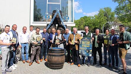 Die 'Woidlerei Gastro Challenge' startete am Freitag und läuft bis 5. Oktober. Am ersten Tag probierten sie gleich einige Bürgermeister, Brauerei-Mitarbeiter und auch Langbahnweltmeister Martin Smolinski (l.) aus. Mit dem Bus ging es zu verschiedenen Gastronomiebetrieben im Landkreis.