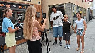 Das Filmen mit dem Handy gehörte ebenso zum Workshop „Medienkompetenz“ wie das anschließende Schneiden und Bearbeiten des Materials. Das Filmen mit dem Handy gehörte ebenso zum Workshop „Medienkompetenz“ wie das anschließende Schneiden und Bearbeiten des Materials.