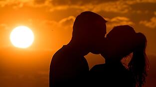 Verliebte verhalten sich ähnlich wie Menschen mit Zwangsstörungen - sie können fast nur noch an das Objekt der Begierde denken. Schuld daran ist der gesunkene Serotoninspiegel. Verliebte verhalten sich ähnlich wie Menschen mit Zwangsstörungen - sie können fast nur noch an das Objekt der Begierde denken. Schuld daran ist der gesunkene Serotoninspiegel.