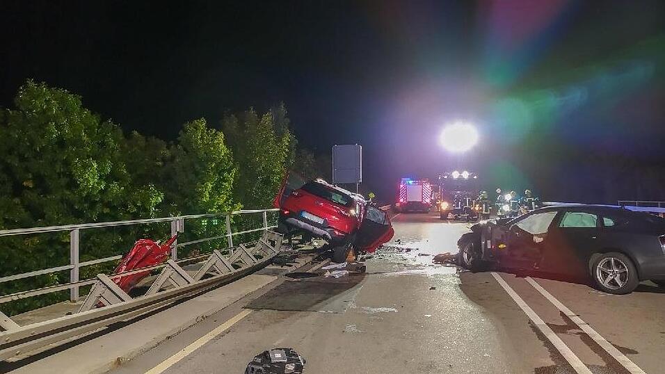 Am fr&uuml;hen Sonntagabend krachten zwei Autos auf der B20 frontal ineinander. Ein dritter Wagen fuhr in die Unfallstelle.