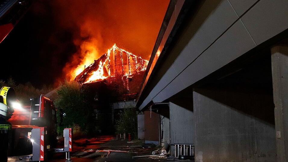 Wichtigstes Ziel der rund 400 Einsatzkräfte vor Ort war es, ein Übergreifen der Flammen auf den Wald zu verhindern - bislang sieht es danach aus, als wäre dies gelungen. Wichtigstes Ziel der rund 400 Einsatzkräfte vor Ort war es, ein Übergreifen der Flammen auf den Wald zu verhindern - bislang sieht es danach aus, als wäre dies gelungen.