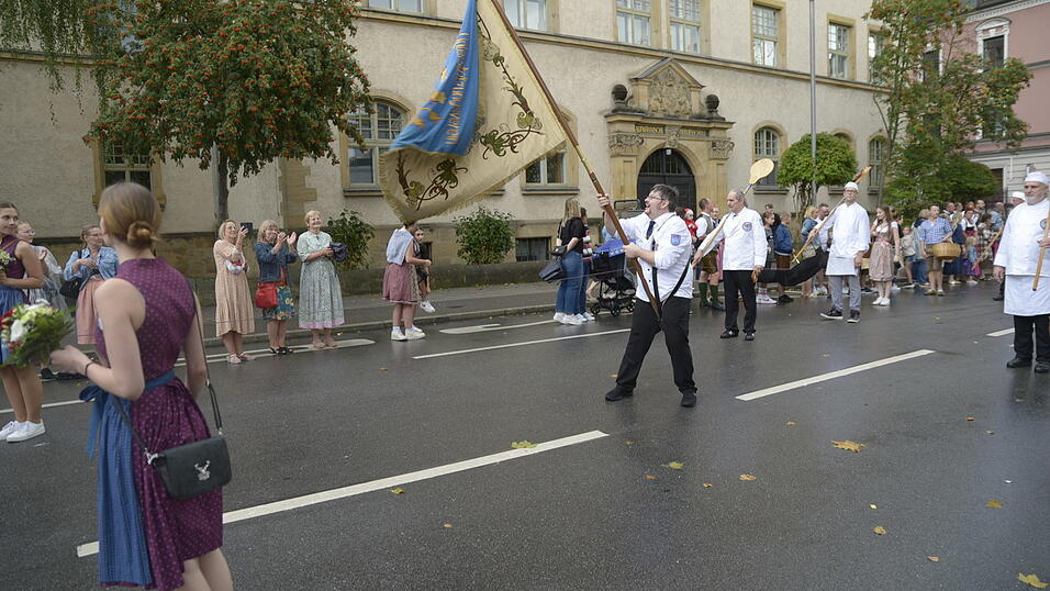 Zahlreiche Musik- und Trachtengruppen zogen nach dreij&auml;hriger Pause am Freitagabend zum Festplatz Am Hagen.&nbsp;