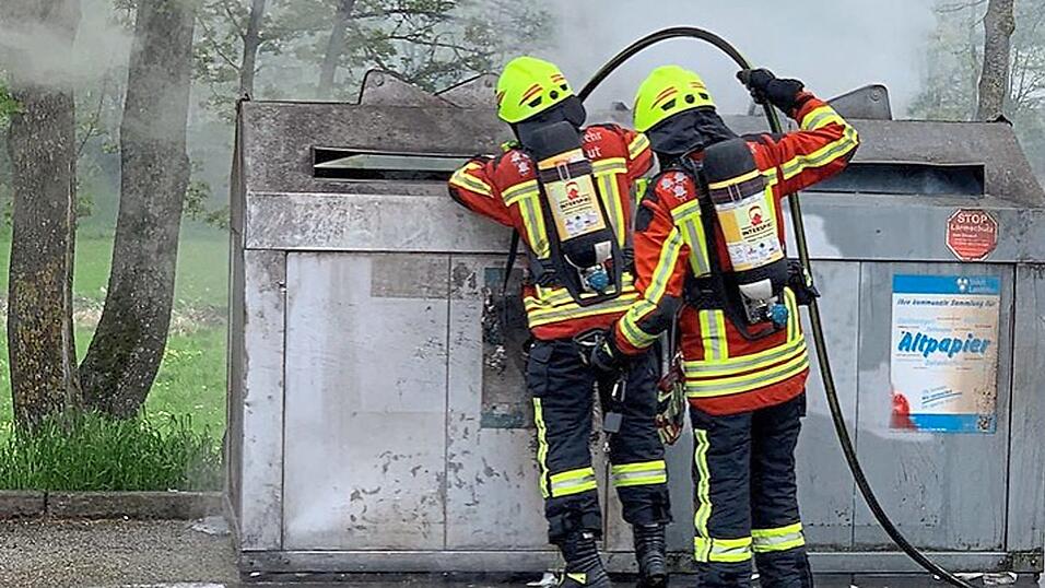 Die Feuerwehr löschte die Brände mit Wasser und Schwerschaum. Die Polizei sucht währendessen nach der Identität des 'Feuerteufels' - unter anderem mit einem Helikopter und zivilen Polizisten.