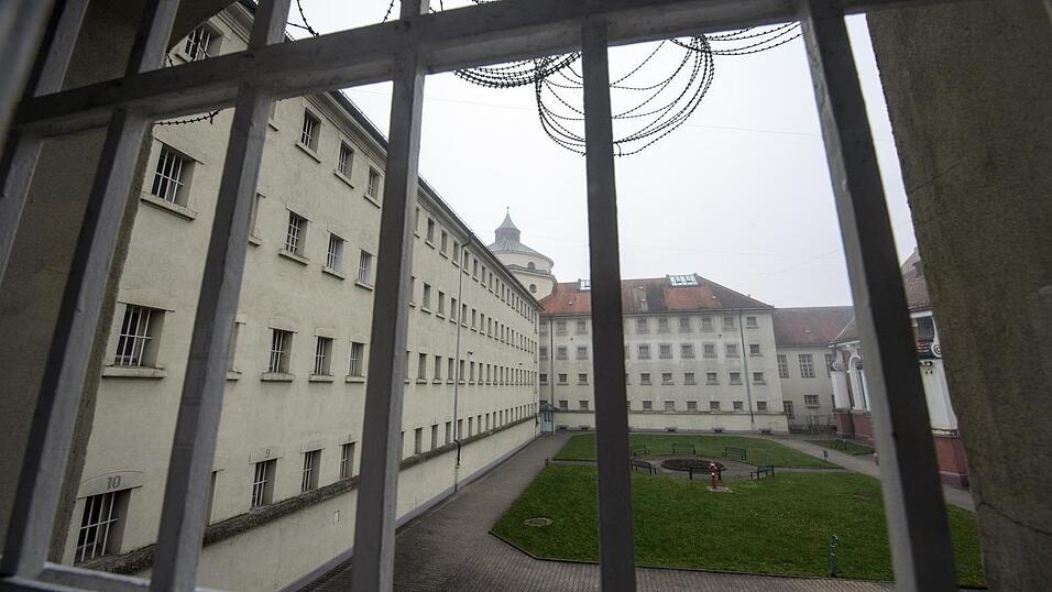 In Bayern sind Strafgefangene grundsätzlich dazu verpflichtet, in Haft zu arbeiten, sofern sie dazu körperlich und geistig in der Lage sind. In Bayern sind Strafgefangene grundsätzlich dazu verpflichtet, in Haft zu arbeiten, sofern sie dazu körperlich und geistig in der Lage sind.