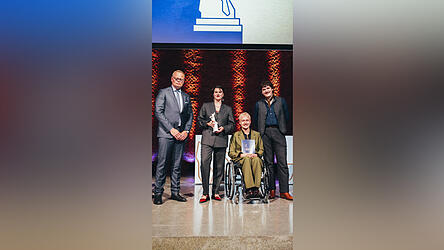 Auszeichnung für Podcast (v. l.): Der Vorsitzende des Bundesverbands Digitalpublisher und Zeitungsverleger, Matthias Ditzen-Blanke, mit den Preisträgern Laura Mies, Matthias Keck und Quirin Ebnet