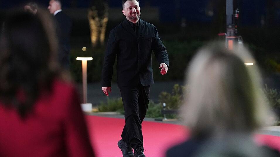 Der ukrainische Pr&auml;sident Wolodymyr Selenskyj ist erleichtert &uuml;ber den Beschluss f&uuml;r das 90 Milliarden Euro schwere EU-Unterst&uuml;tzungsdarlehen f&uuml;r sein Land.