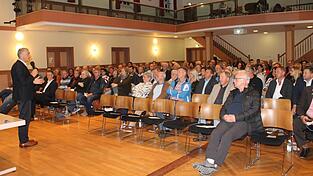 Rund 150 Bürger nahmen an der Infoveranstaltung in Viechtach zur Zukunft der Kliniken teil. Fotos: Peter Spranger Rund 150 Bürger nahmen an der Infoveranstaltung in Viechtach zur Zukunft der Kliniken teil. Fotos: Peter Spranger