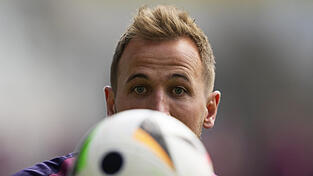 Da kann man jetzt viel hineininterpretieren: Harry Kane bekommt die Kugel in die L&auml;tsch&rsquo;n, Harry Kane k&ouml;pft gleich das genialste Tor seiner Karriere, Harry Kane schie&szlig;t den Ball aus dem Stadion raus. Hoffen wir mal f&uuml;r den Titel-Pechvogel, dass die zweite Prognose eintritt.