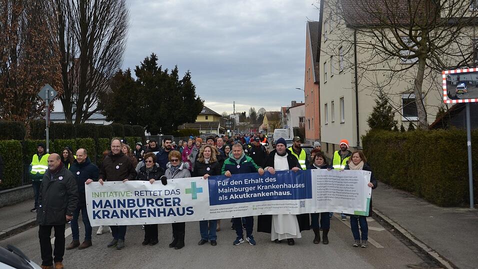 Auf der von Werner Hampel organisierten Demonstration am 25. Januar marschierten die Unterst&uuml;tzer der Initiative 'Rettet das Mainburger Krankenhaus' in der ersten Reihe mit.