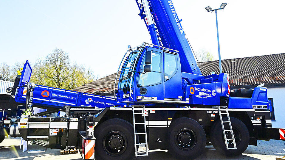Das schwerste und teuerste Fahrzeug im THW-Fuhrpark in Freising ist der hochbewegliche Mobilkran in der 50-Tonnen-Hubklasse. Seine Aufgabe: Unfall- und Nothilfe sowie Br&uuml;ckenbau.