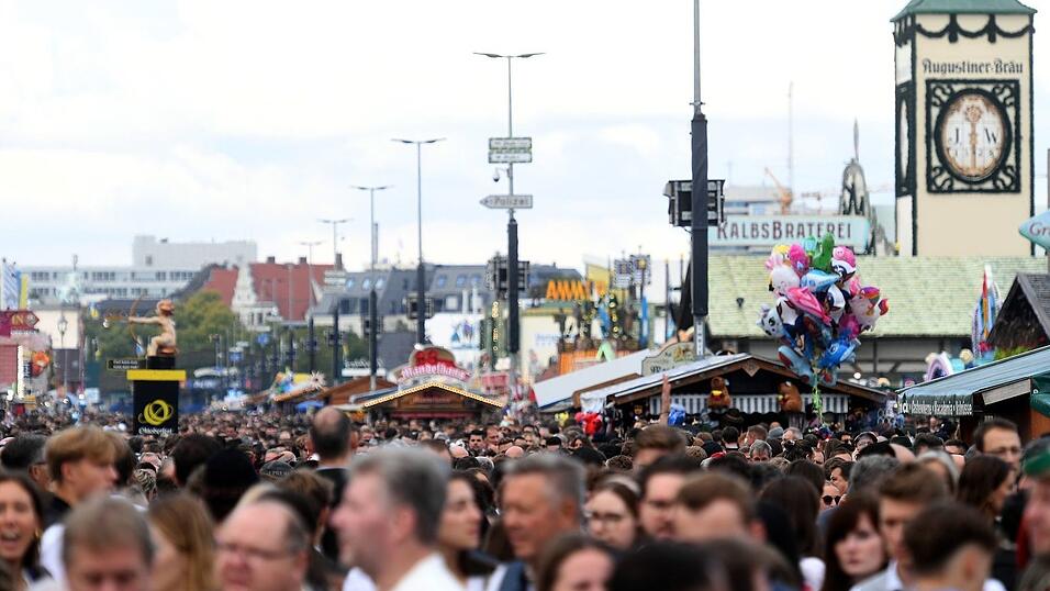 Bewölkt und regnerisch soll das letzte Wiesn-Wochenende 2025 laut DWD werden. (Archivbild)