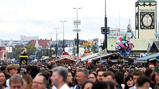 Bewölkt und regnerisch soll das letzte Wiesn-Wochenende 2025 laut DWD werden. (Archivbild)