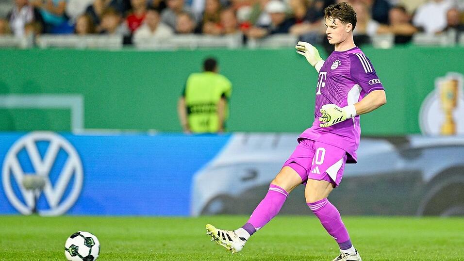 Bei der Rückkehr in seine Fußball-Heimat wieder im Tor des FC Bayern: Jonas Urbig. (Archivbild)