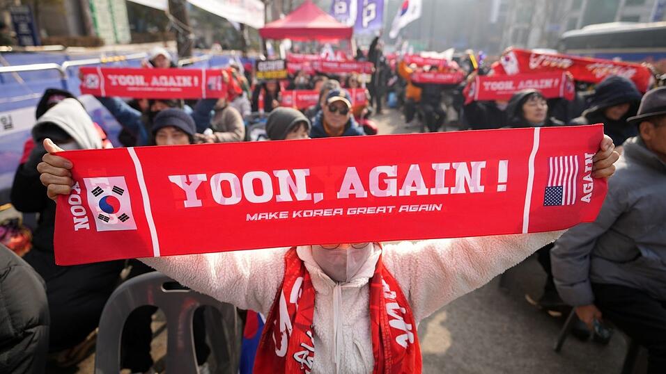 Insbesondere bei vielen &auml;lteren S&uuml;dkoreanern genie&szlig;t Ex-Pr&auml;sident Yoon Suk Yeol nach wie vor hohe Beliebtheit.