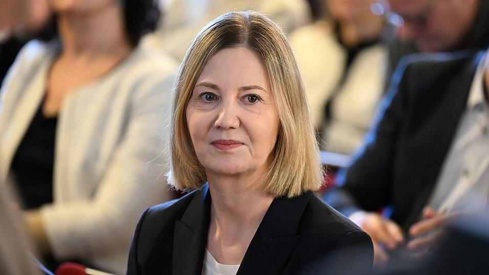 VCI-Nordost-Chefin Nora Schmidt-Kesseler fordert bessere Standortbedingungen, weniger Bürokratie und wettbewerbsfähige Energiepreise. (Archivbild) VCI-Nordost-Chefin Nora Schmidt-Kesseler fordert bessere Standortbedingungen, weniger Bürokratie und wettbewerbsfähige Energiepreise. (Archivbild)