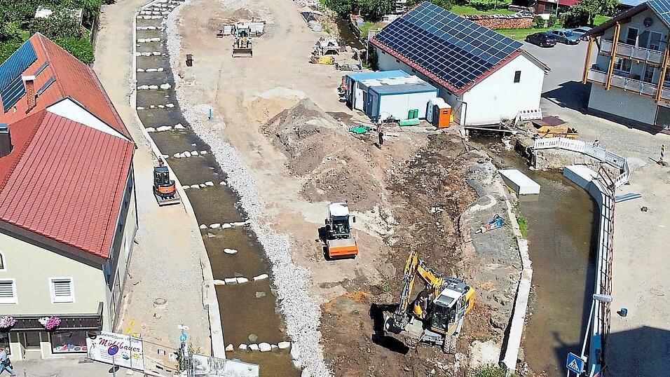 Die Hofer-Insel ist nun wieder von Wasser umgeben. Wo derzeit die Container der Baufirma Kolbeck stehen, wird die Toilettenanlage entstehen. Die Hofer-Insel ist nun wieder von Wasser umgeben. Wo derzeit die Container der Baufirma Kolbeck stehen, wird die Toilettenanlage entstehen.