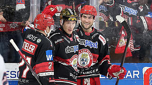 Grund zur Freude: Der 5:3-Sieg über Spitzenreiter Kassel sorgte beim EV Landshut um David Stieler, Tor Immo und Tobias Lindberg (von links) für großen Jubel.  Grund zur Freude: Der 5:3-Sieg über Spitzenreiter Kassel sorgte beim EV Landshut um David Stieler, Tor Immo und Tobias Lindberg (von links) für großen Jubel.