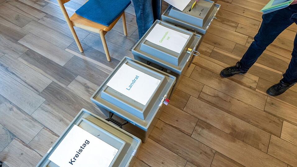 Im Landkreis dominieren CSU-Schwarz und Freie-W&auml;hler-Orange. (Symbolbild)