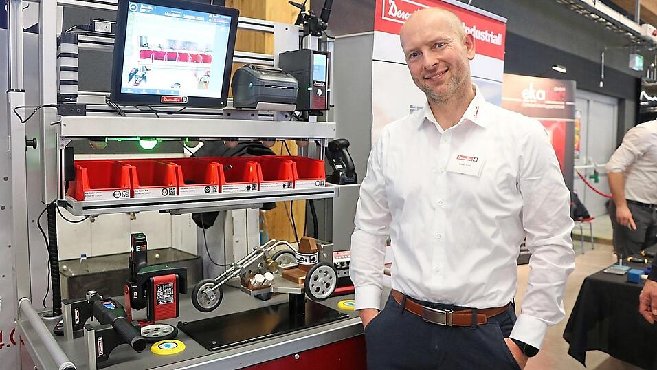 Ein Trike montieren als ungelernte Kraft? Produktmanager Lukas Kois zeigte bei der Messe an einem Modell ein System, mit das Schritt für Schritt funktioniert. Ein Trike montieren als ungelernte Kraft? Produktmanager Lukas Kois zeigte bei der Messe an einem Modell ein System, mit das Schritt für Schritt funktioniert.