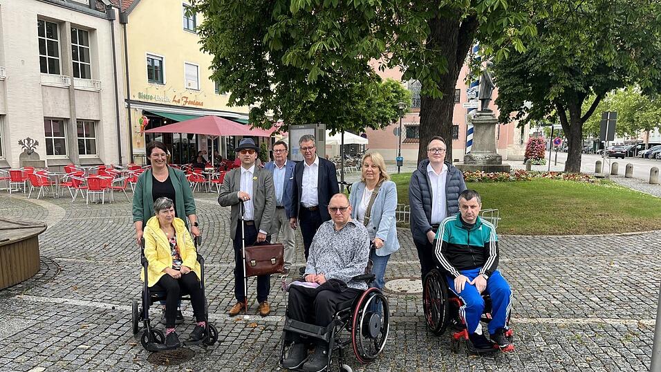 Sabine Bernauer (2. v. r.) ließ Personen mit Einschränkungen den Plattlinger Stadtplatz auf seine Barrierefreiheit testen. Dabei waren (v. r.) Andreas Mayer (stehend), Heimleiter der Lebenshilfe, Roland Hochhalter, Charlie Reisinger, Bürgermeister Hans Schmalhofer, Josef Grimm, Helmut Kappenberger, Martina Marino (stehend) und Uschi Wiesenberger. Sabine Bernauer (2. v. r.) ließ Personen mit Einschränkungen den Plattlinger Stadtplatz auf seine Barrierefreiheit testen. Dabei waren (v. r.) Andreas Mayer (stehend), Heimleiter der Lebenshilfe, Roland Hochhalter, Charlie Reisinger, Bürgermeister Hans Schmalhofer, Josef Grimm, Helmut Kappenberger, Martina Marino (stehend) und Uschi Wiesenberger.