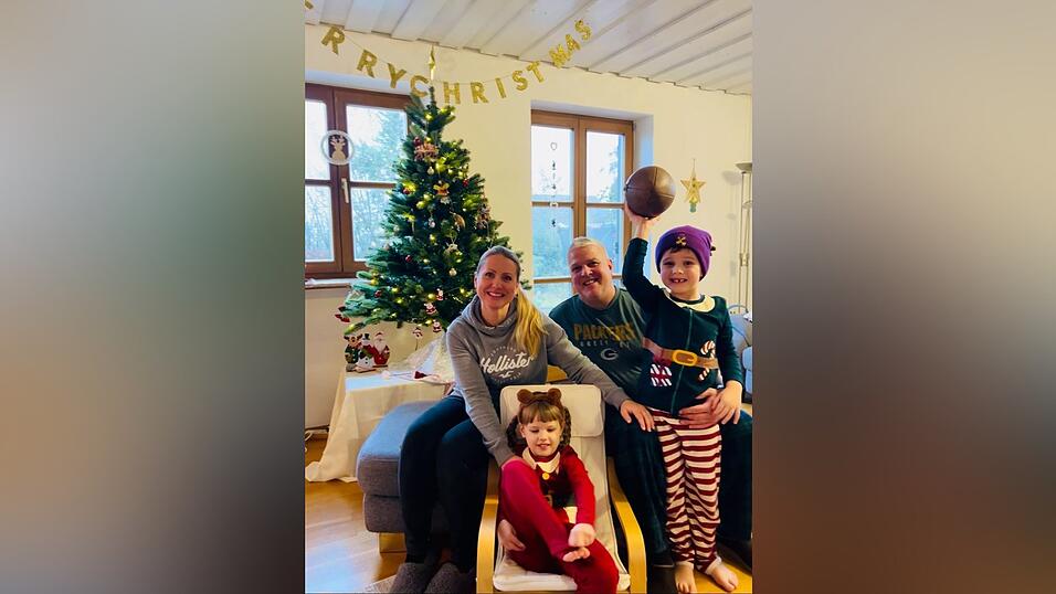 Die Familie K&ouml;nig-Holtz feiert deutsch-amerikanische Weihnachten mit Santa Claus und Christkindl.